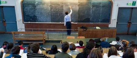 ChatGPT进入教室：LLMs如何改革教育