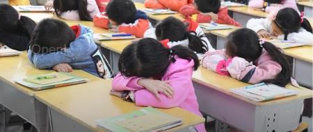 没有课间十分钟的小学生,在厕所交朋友