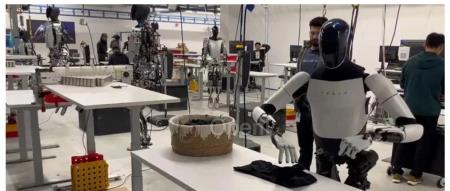 练习时长两年半,马斯克的机器人还没学会「叠衣服」?!