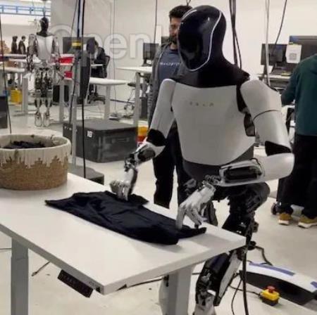 马斯克承认机器人叠衣视频造假