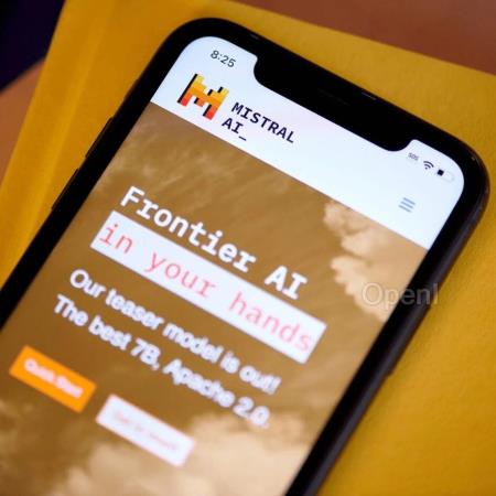 Mistral 发布全新旗舰 LLM，参与欧洲 GPT-4 的竞争