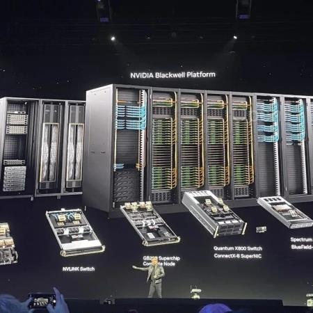 昨夜，AI芯片新皇登场！黄仁勋6枚，还复活了机器人瓦力