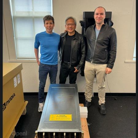 黄仁勋亲自给OpenAI送货，全球首台DGX H200开箱了