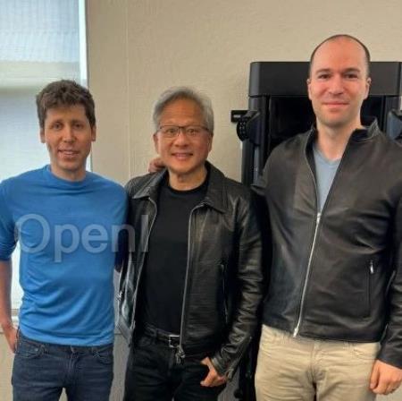 老黄将世界上第一台英伟达H200亲手交付给OpenAI