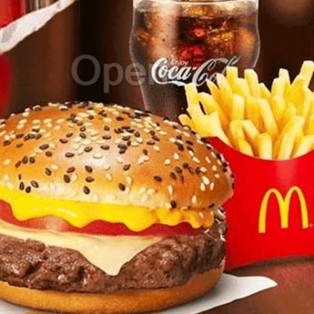 点冰淇淋下单25份麦乐鸡!麦当劳AI员工疯狂点餐惨遭解雇,翻车视频全网疯转