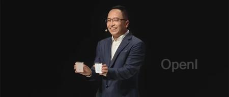 对话荣耀CEO赵明:乐见苹果跟随,所有厂商都会走向平台级AI,小折叠新机目标百万台