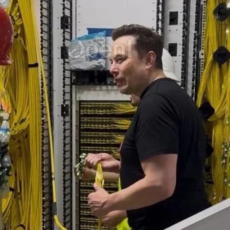 马斯克启动全球最大AI集群，由10万个英伟达H100组成