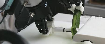 现场削黄瓜、叠衣服,曾爆火的刮胡子机器人再进化,穹彻的具身智能大脑来了!