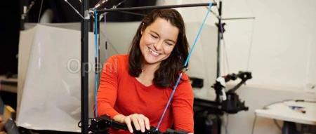 Pi创始人斯坦福Chelsea Finn专访:工程师家庭出发,和10年战友Sergey走过机器人训练漫漫长夜