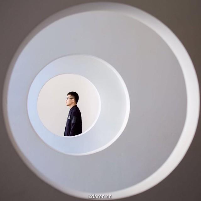 姚明来在拍照