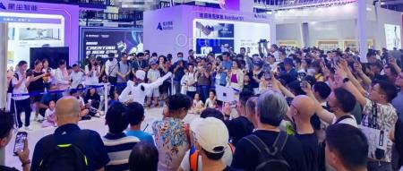 世界机器人大会上，这家承载「未来养老希望」的国产机器人被包围了