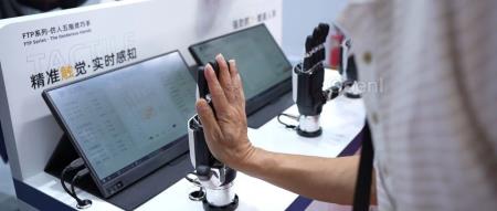 人形机器人进厂新时代,智造“触手”可及