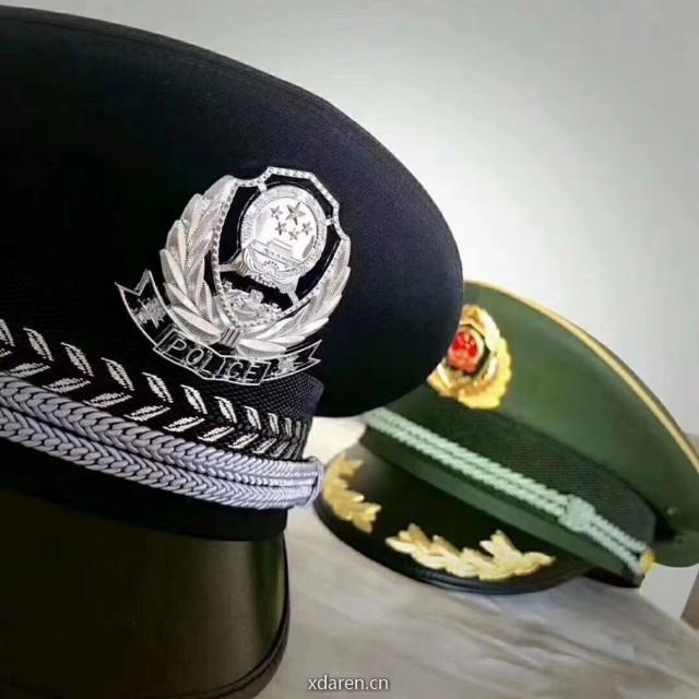 头顶大檐帽