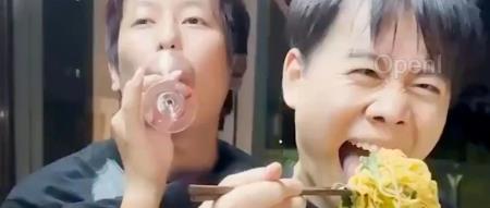 癫了！人类模仿 AI 成了新流量密码