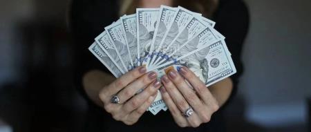 谁家大模型,敢 1 个月收 2000 美元啊?!