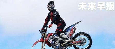 曝苹果计划大改 Vision Pro/奢华定制版华为三折叠推出,售价9万起/「请 2 休 10」成国庆出游热门方案