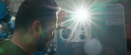 他花 50 万打造两米高的 iPhone，能触屏能拍照，还用 Android 模拟 iOS