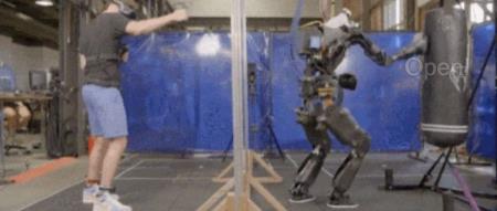 热门视频:人形机器人一拳破次元!远程暴打沙袋和乒乓球