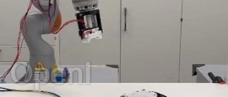 机械手「成精」了,能从手臂上溜走,拿完够不到的东西,还能爬回来自动合体