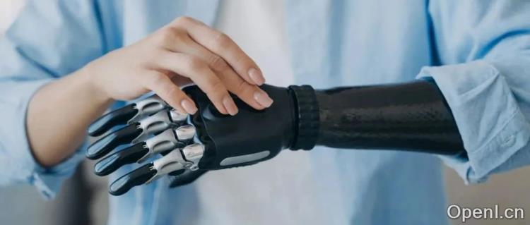 “脑波操控未来:马斯克最新实验揭示意念如何驱动机械臂!”