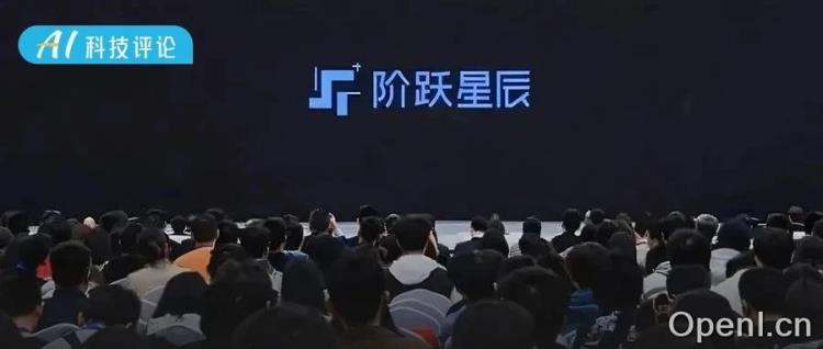 基座大模型「六进二」：南阶跃，北智谱