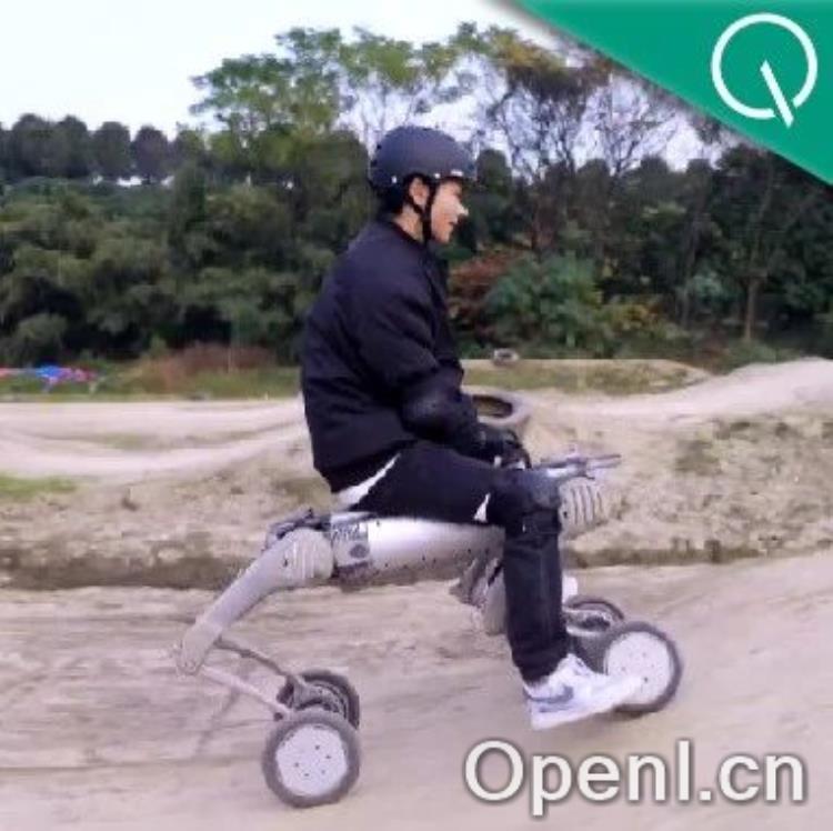 国产机器狗成精了!野外跑酷强到可怕,驮成年小伙遛弯儿,售价109万