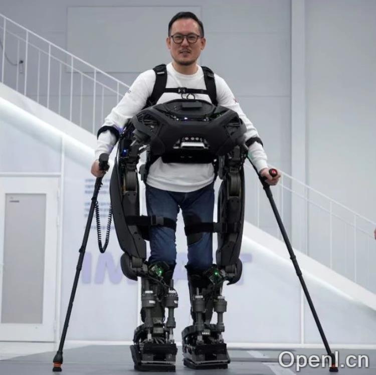 受「钢铁侠」启发，这款 AI 外骨骼能让截瘫患者重新站起来