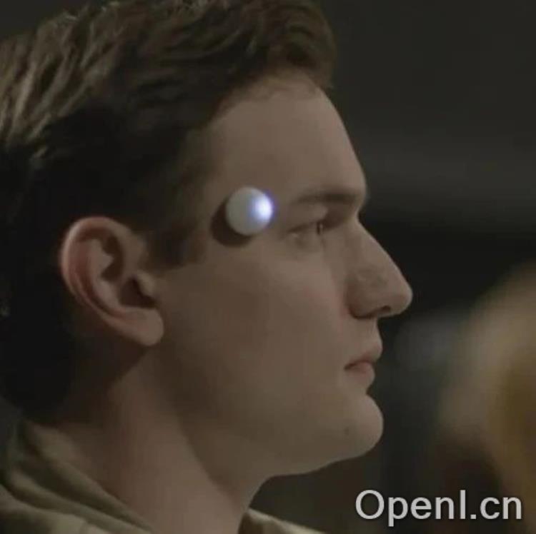 贴在头上能读心,无需唤醒出答案,这款新 AI 硬件是炒作还是未来?|CES2025