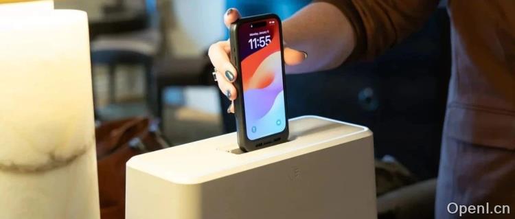 只需要两秒，手机就能满电复活？这个盒子是个手机换电站｜CES 2025