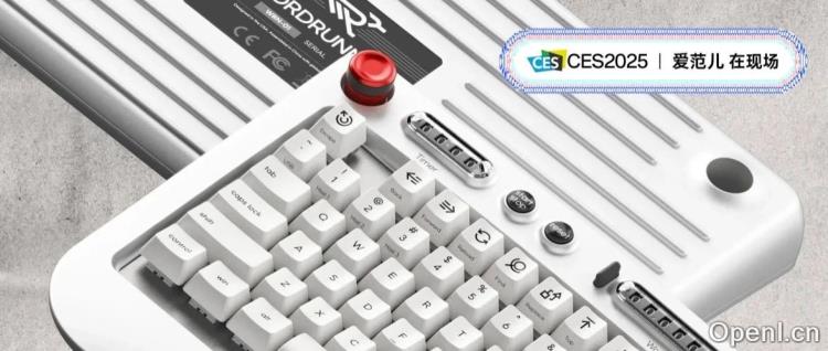 这家「打字机」公司,造了一个文字工作者专用键盘,自带字数统计和计时器|CES2025
