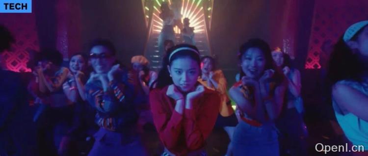 苹果首部新春歌舞片怎么拍的？我们和这位好莱坞导演聊了聊