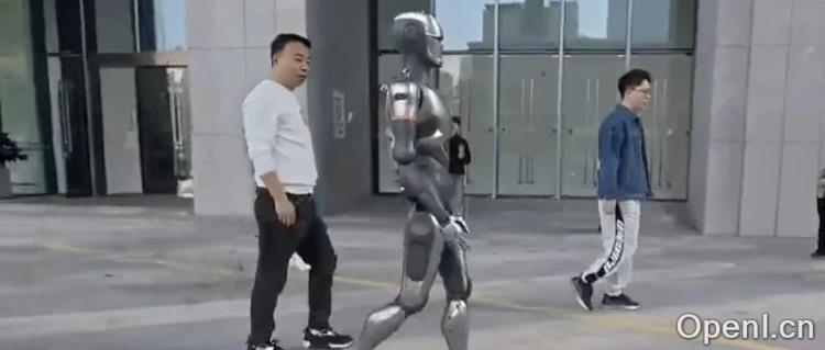 国产机器人深圳街头遛弯视频海外爆火，230 万网友疯狂围观，英伟达 AI 科学家也看懵了