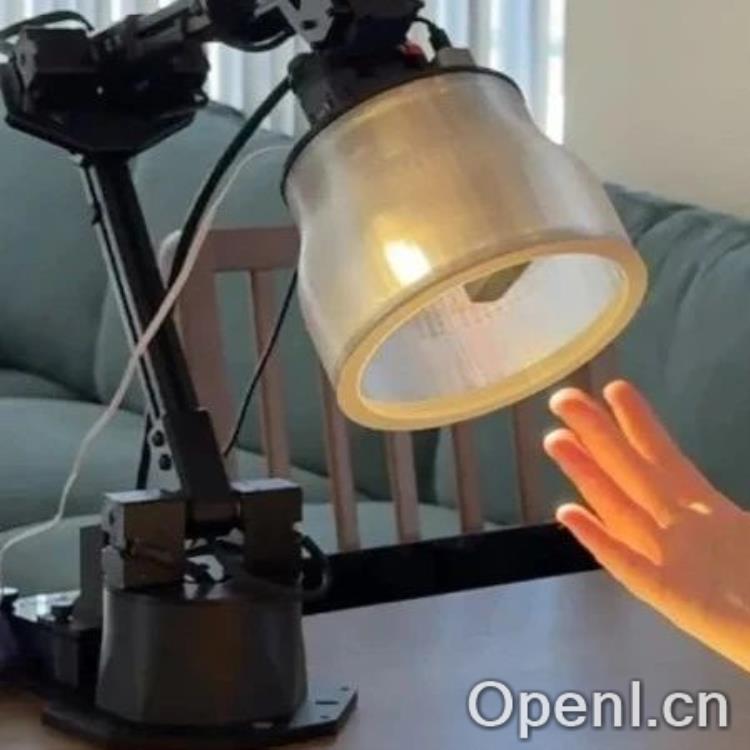 苹果机器人首次曝光！一个有情绪会蹦迪的「台灯」，皮克斯动画照进现实