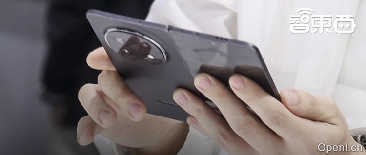 全球最薄折叠屏手机，用上满血DeepSeek