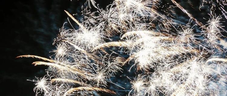 这届春晚开始拼技术了!AI大模型绝美定格、机器人扭秧歌,云使用量达历年之最