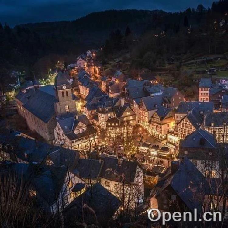 英特尔推出全新至强 6 性能核处理器,AI 处理性能提升 2 倍