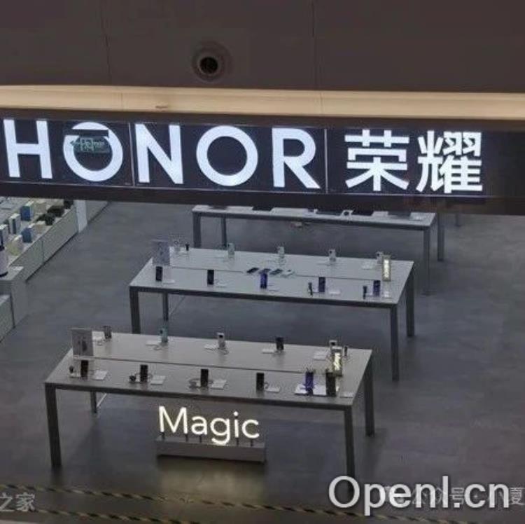 荣耀携手阿里，共筑原生AI操作系统新纪元